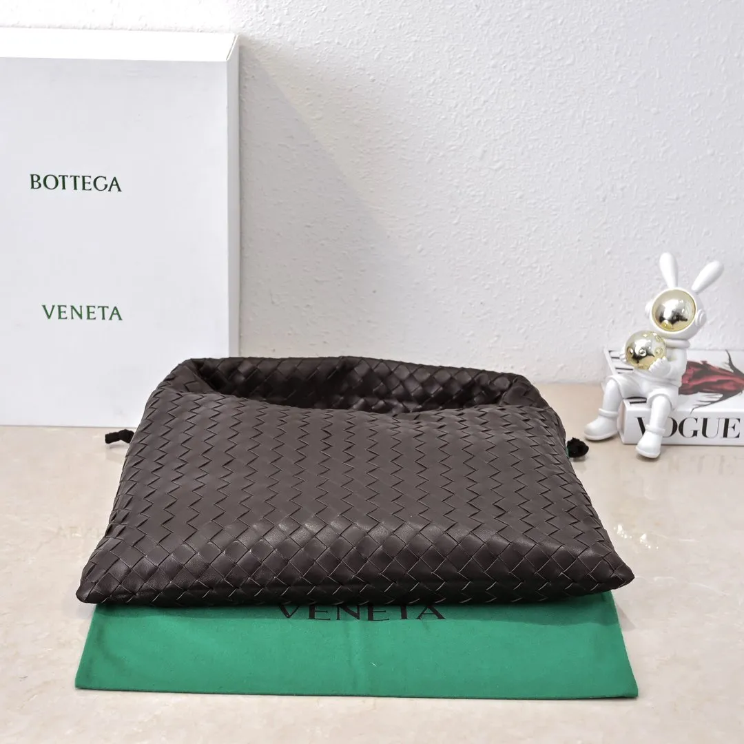 Batch 1960 #Bv new medium-sized HOP bag, the bag body and handles are made of a whole piece of woven leather. The bag body is soft and lazy. Hop symbolizes the praise of innovation and eternal craftsmanship [love]. The pyramid silhouette combines practicality and fashion. It is modern and casual, and the bag mouth is double-sided closed design, more convenient and safe! The cowhide texture also makes the bag more wear-resistant and durable. A must-have for fashionable ladies who like minimalism yet comfortable and casual! Size: 46x21x10cm Model: 6262